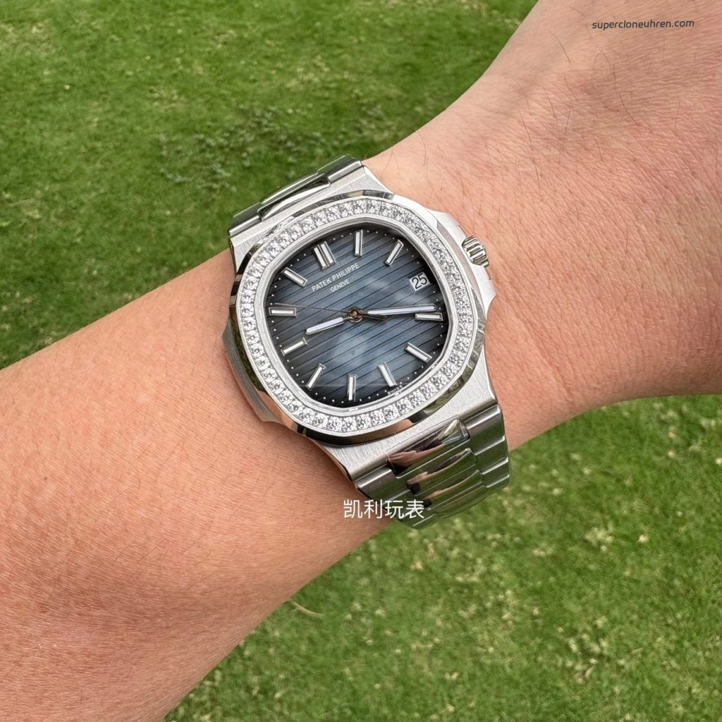 Premium Replica Uhr Patek Philippe Nautilus 5713/1G-010 mit Diamantlünette aus Edelstahl 40mm