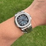 Premium Replica Uhr Patek Philippe Nautilus 5713/1G-010 mit Diamantlünette aus Edelstahl 40mm