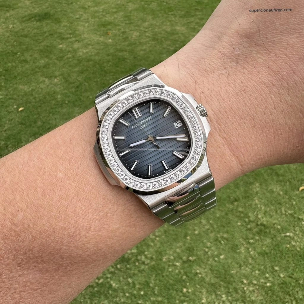 Premium Replica Uhr Patek Philippe Nautilus 5713/1G-010 mit Diamantlünette aus Edelstahl 40mm