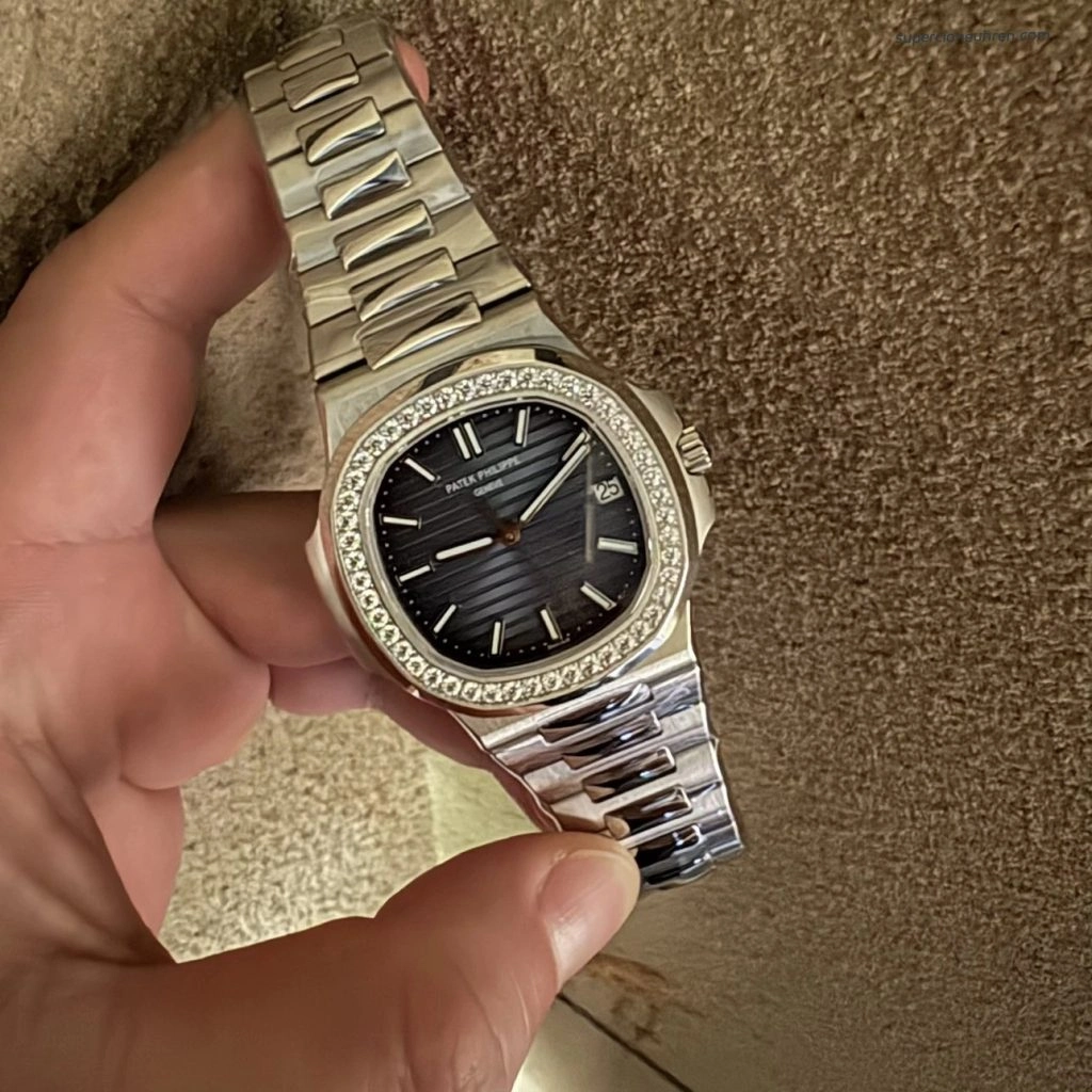 Premium Replica Uhr Patek Philippe Nautilus 5713/1G-010 mit Diamantlünette aus Edelstahl 40mm