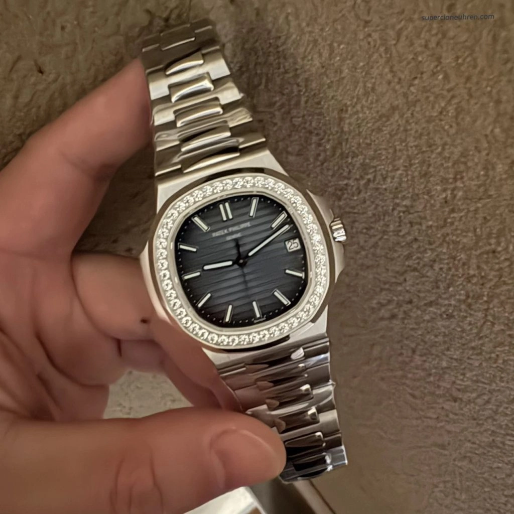 Premium Replica Uhr Patek Philippe Nautilus 5713/1G-010 mit Diamantlünette aus Edelstahl 40mm