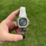 Premium Replica Uhr Patek Philippe Nautilus 5713/1G-010 mit Diamantlünette aus Edelstahl 40mm