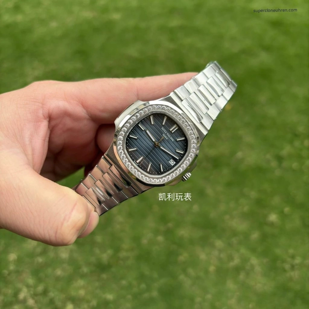 Premium Replica Uhr Patek Philippe Nautilus 5713/1G-010 mit Diamantlünette aus Edelstahl 40mm