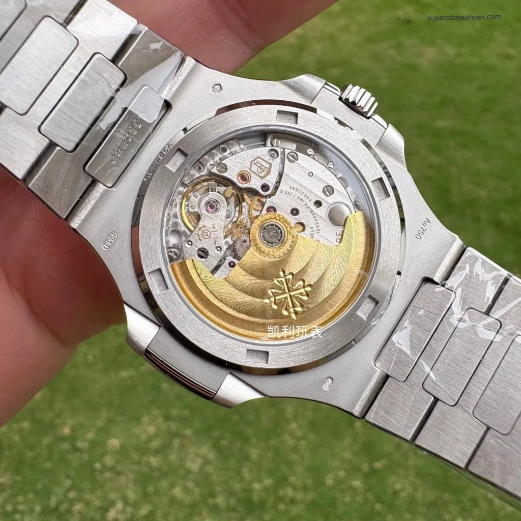 Premium Replica Uhr Patek Philippe Nautilus 5713/1G-010 mit Diamantlünette aus Edelstahl 40mm