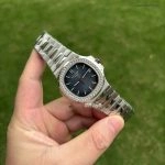 Premium Replica Uhr Patek Philippe Nautilus 5713/1G-010 mit Diamantlünette aus Edelstahl 40mm