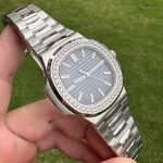 Premium Replica Uhr Patek Philippe Nautilus 5713/1G-010 mit Diamantlünette aus Edelstahl 40mm