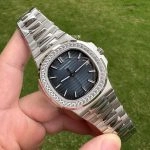 Premium Replica Uhr Patek Philippe Nautilus 5713/1G-010 mit Diamantlünette aus Edelstahl 40mm