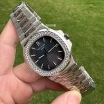 Premium Replica Uhr Patek Philippe Nautilus 5713/1G-010 mit Diamantlünette aus Edelstahl 40mm