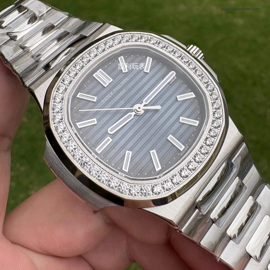 Premium Replica Uhr Patek Philippe Nautilus 5713/1G-010 mit Diamantlünette aus Edelstahl 40mm