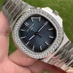 Premium Replica Uhr Patek Philippe Nautilus 5713/1G-010 mit Diamantlünette aus Edelstahl 40mm