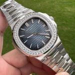 Premium Replica Uhr Patek Philippe Nautilus 5713/1G-010 mit Diamantlünette aus Edelstahl 40mm