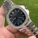 Premium Replica Uhr Patek Philippe Nautilus 5713/1G-010 mit Diamantlünette aus Edelstahl 40mm