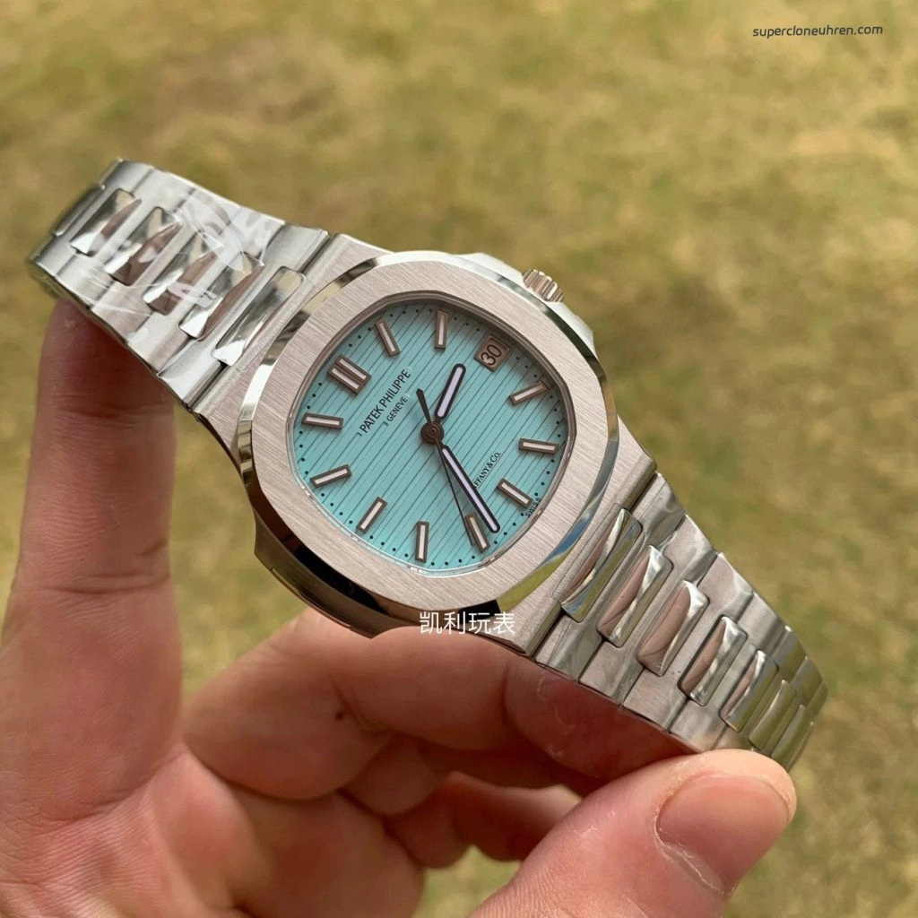 Super Clone Patek Philippe Nautilus 5711/1A-018 mit blauem Zifferblatt und Edelstahlarmband 40 mm