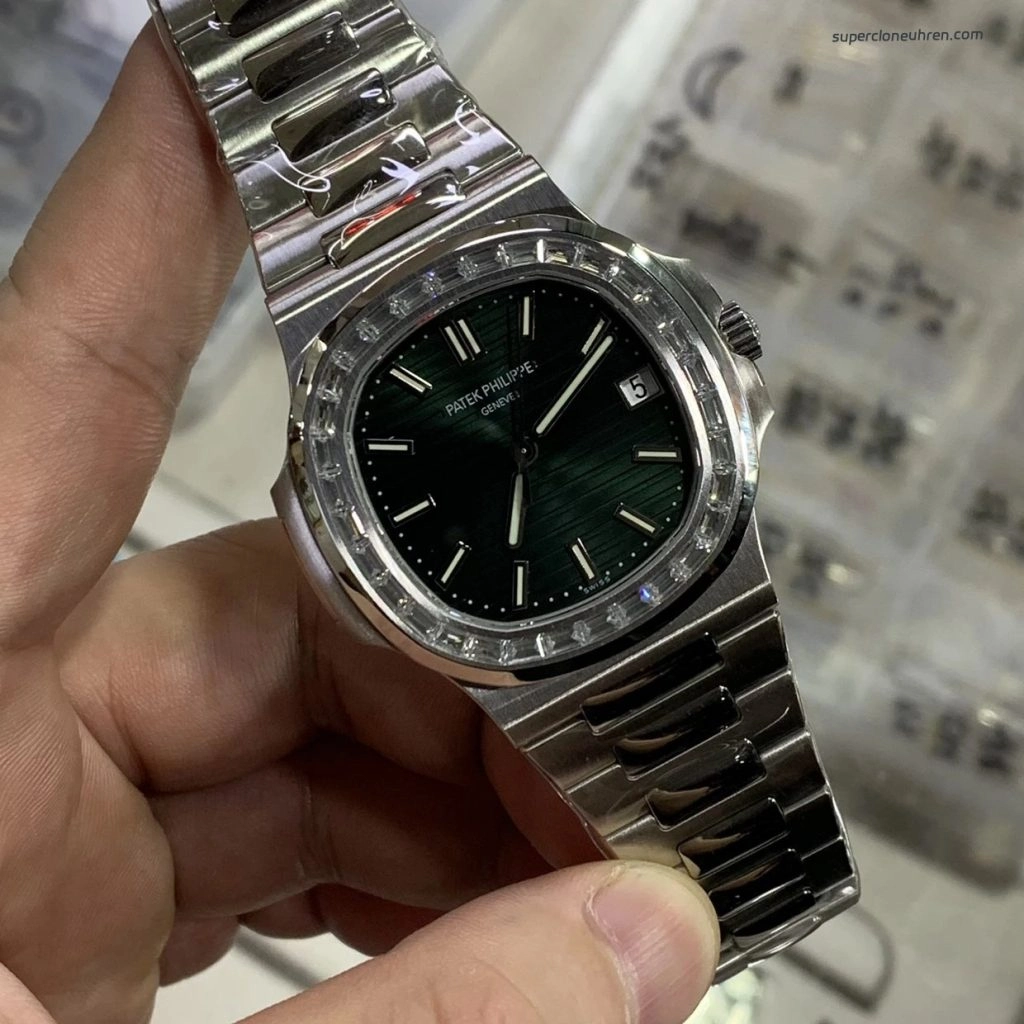 Premium Replica Uhr Patek Philippe Nautilus 5711/1300A-001 mit Baguette-Diamantlünette 40mm