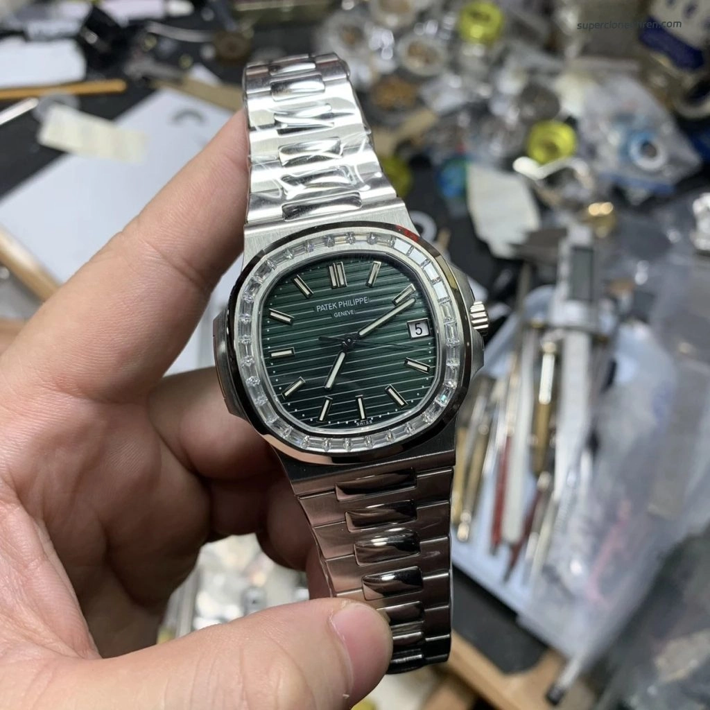 Premium Replica Uhr Patek Philippe Nautilus 5711/1300A-001 mit Baguette-Diamantlünette 40mm