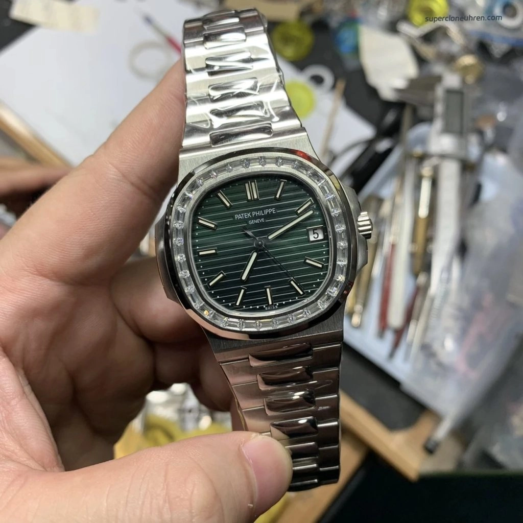 Premium Replica Uhr Patek Philippe Nautilus 5711/1300A-001 mit Baguette-Diamantlünette 40mm