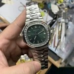 Premium Replica Uhr Patek Philippe Nautilus 5711/1300A-001 mit Baguette-Diamantlünette 40mm