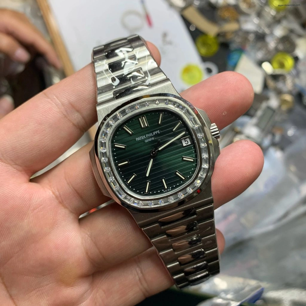 Premium Replica Uhr Patek Philippe Nautilus 5711/1300A-001 mit Baguette-Diamantlünette 40mm