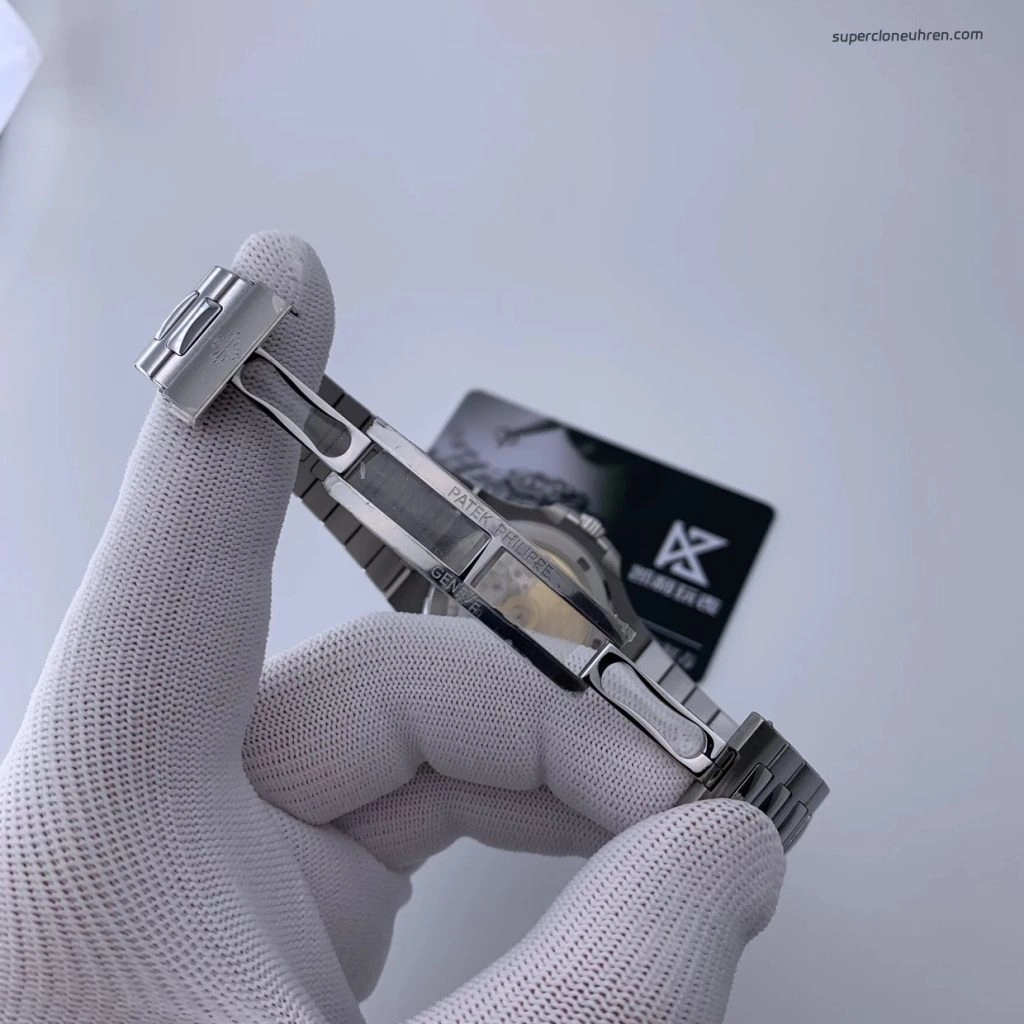 Premium Replica Uhr Patek Philippe Nautilus 5711/1300A-001 mit Baguette-Diamantlünette 40mm