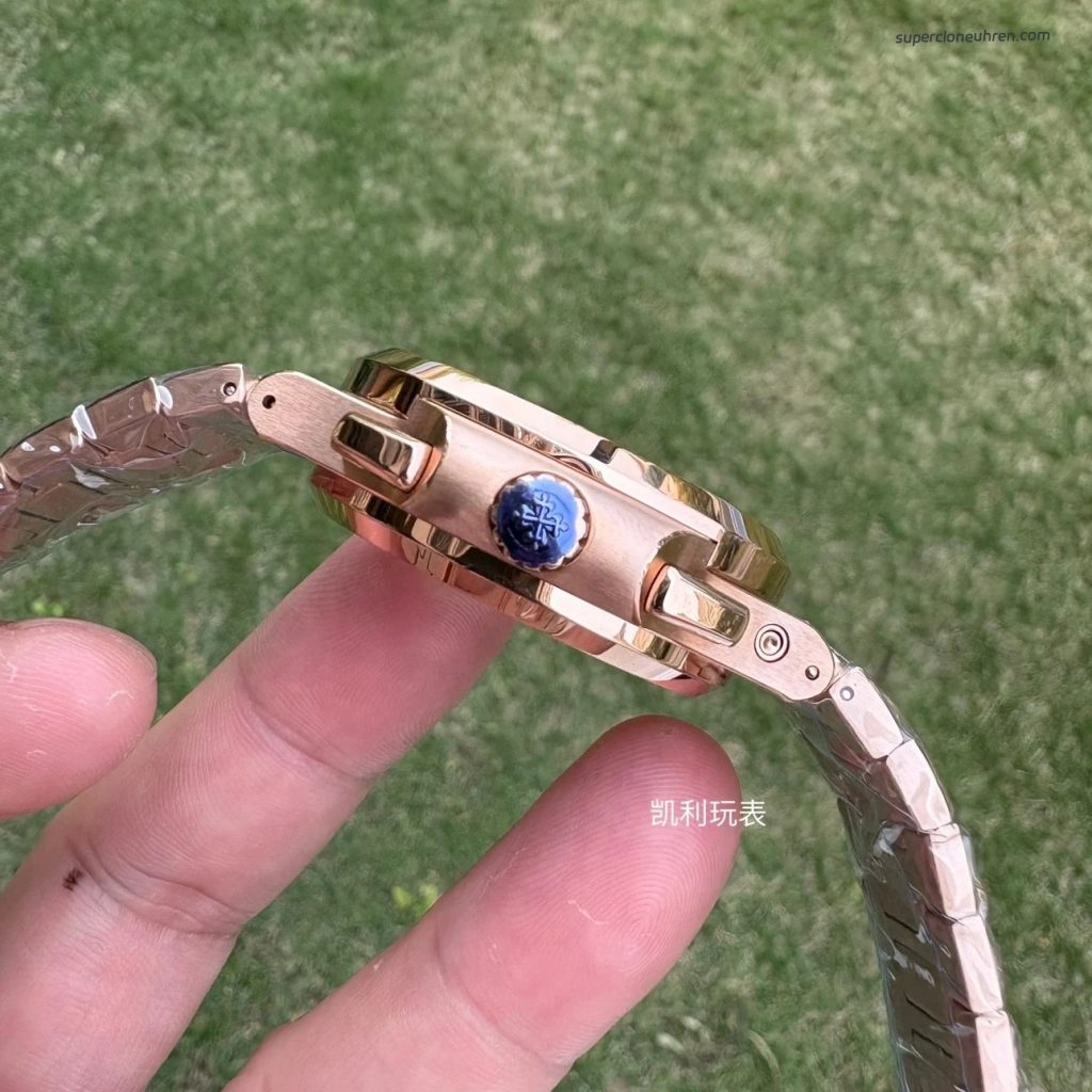 Premium Replica Uhr Patek Philippe Nautilus 5990/1R-001 Roségold blaues Zifferblatt 40,5mm
