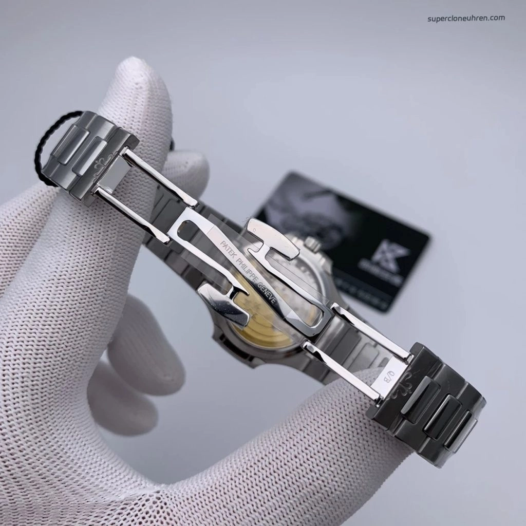 Premium Replica Uhr Patek Philippe Nautilus 7118/1A-010 mit silbernem Zifferblatt 35,2 mm