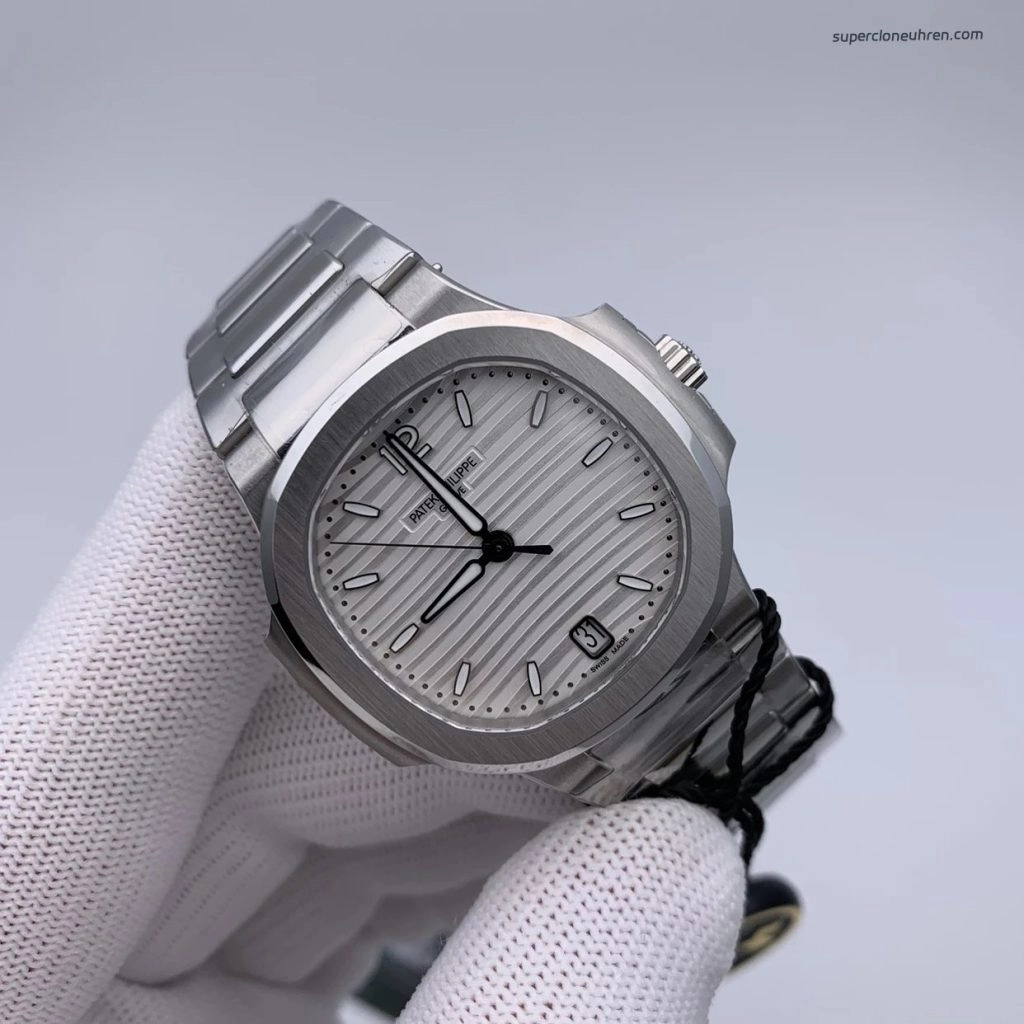 Premium Replica Uhr Patek Philippe Nautilus 7118/1A-010 mit silbernem Zifferblatt 35,2 mm