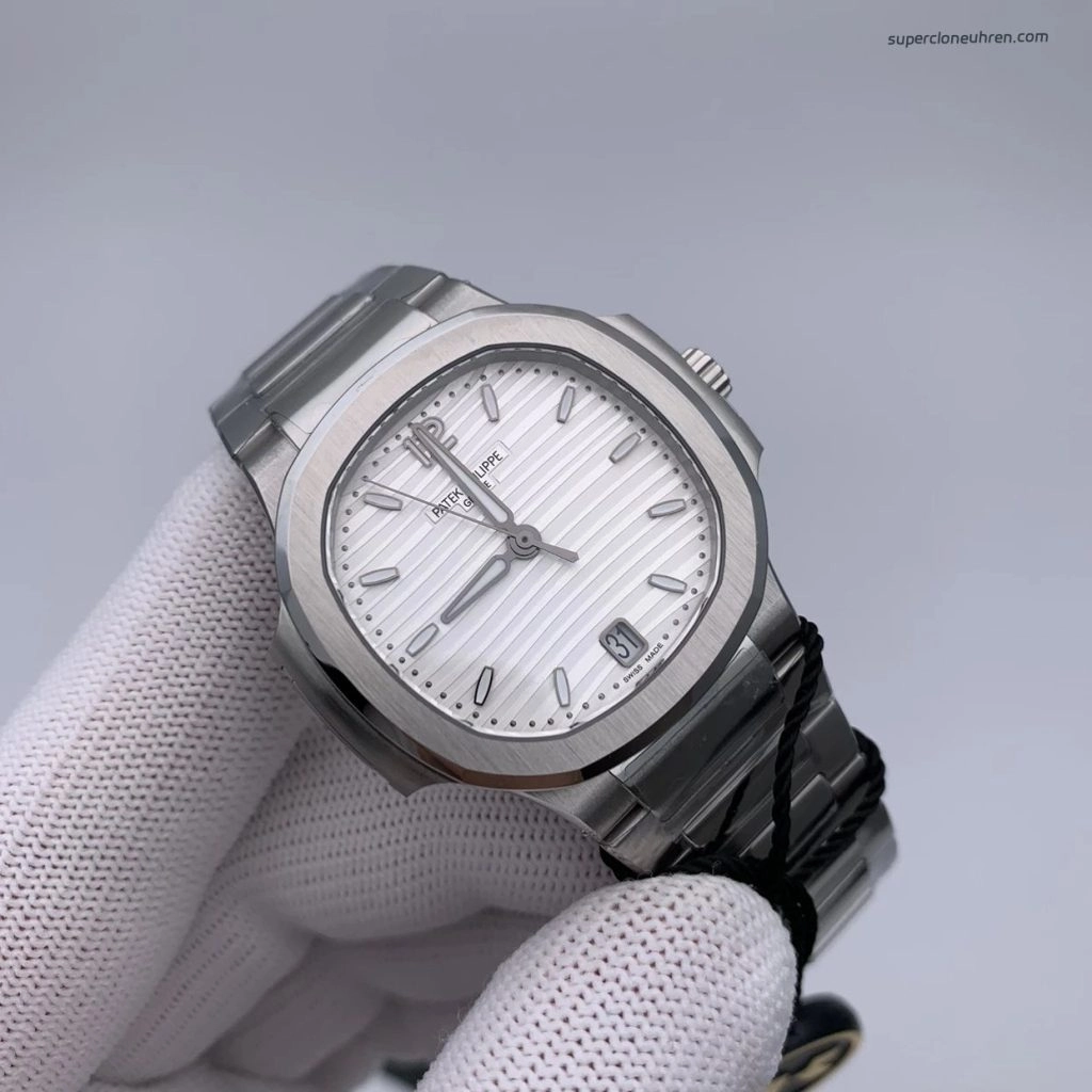 Premium Replica Uhr Patek Philippe Nautilus 7118/1A-010 mit silbernem Zifferblatt 35,2 mm