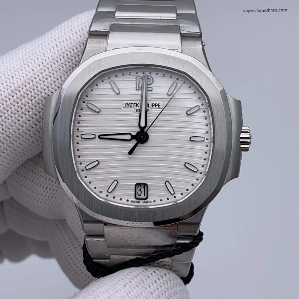 Premium Replica Uhr Patek Philippe Nautilus 7118/1A-010 mit silbernem Zifferblatt 35,2 mm