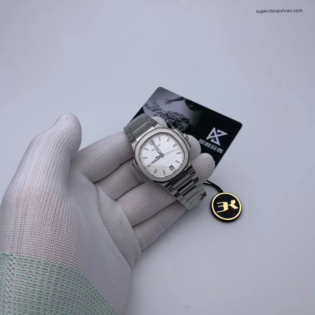 Premium Replica Uhr Patek Philippe Nautilus 7118/1A-010 mit silbernem Zifferblatt 35,2 mm