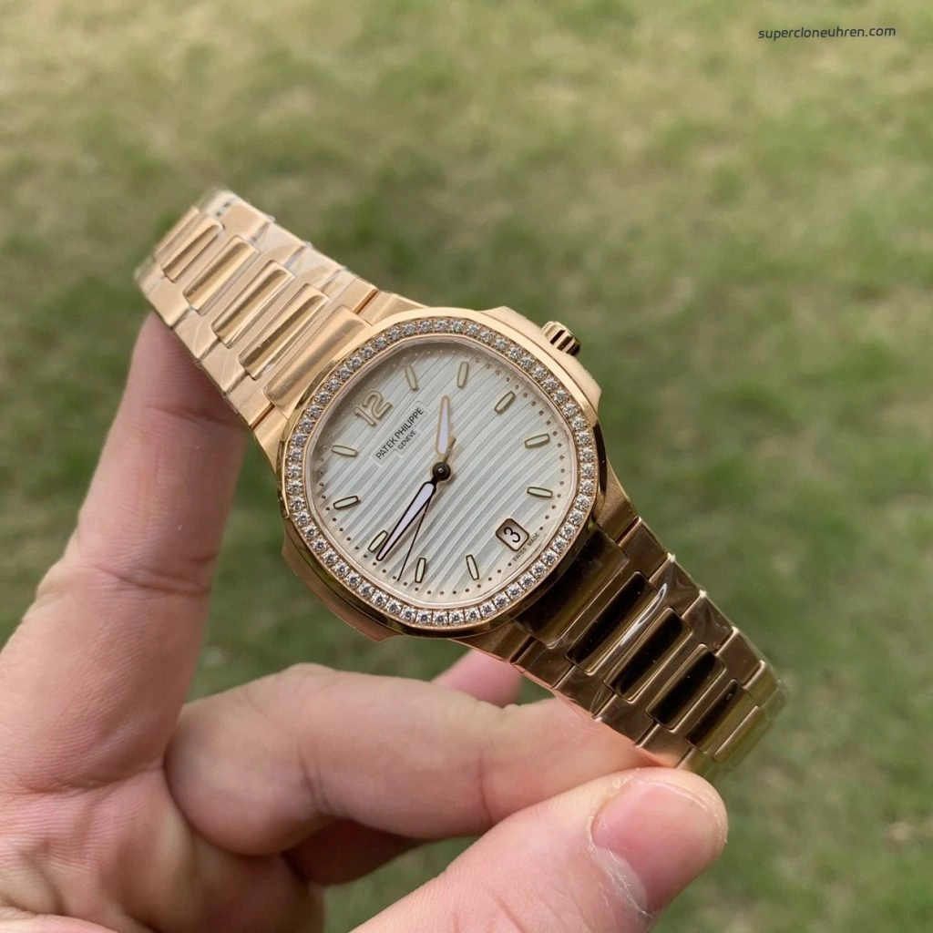Premium Replica Uhr Patek Philippe Nautilus 7118/1200R-001 Roségold mit Diamantlünette 35,2 mm