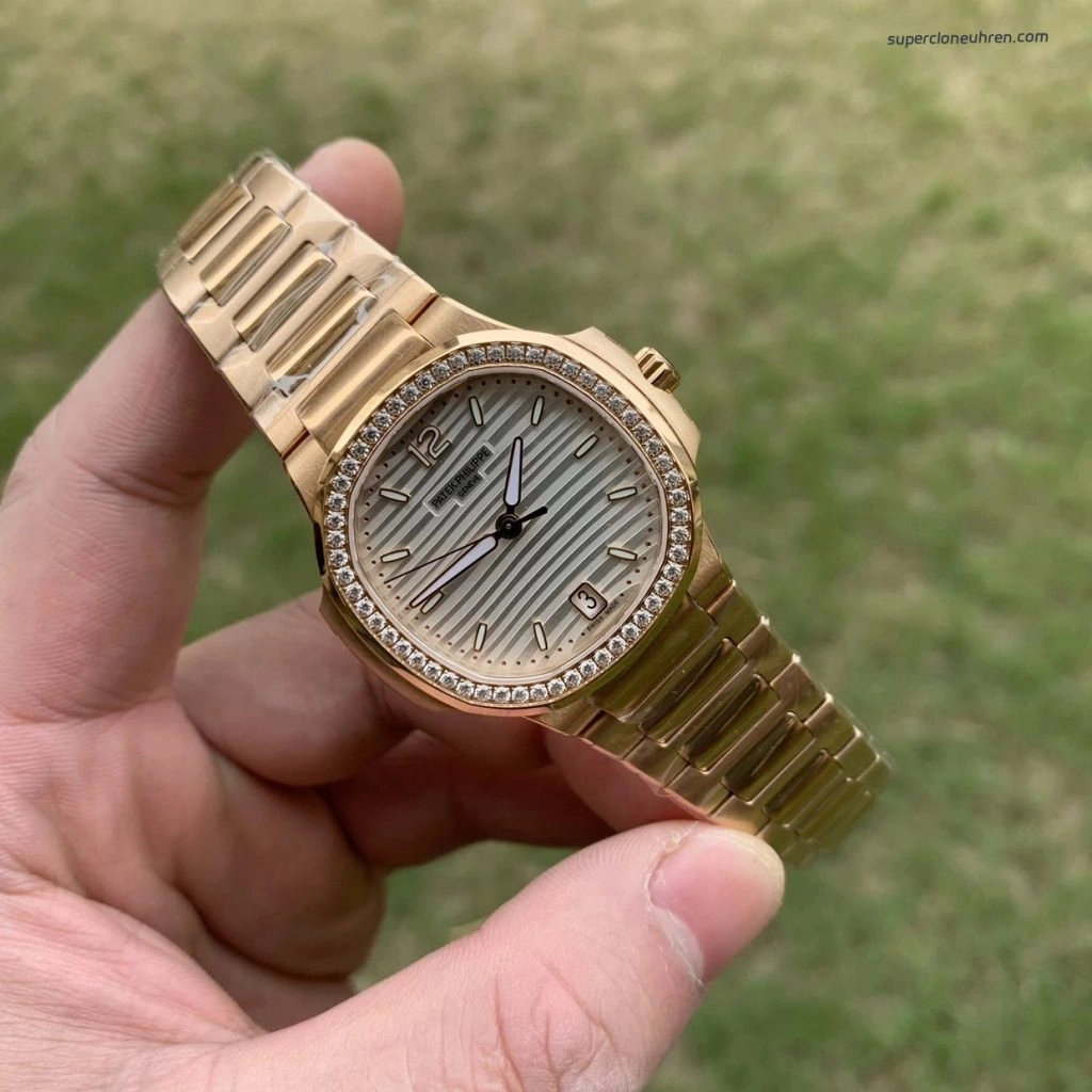 Premium Replica Uhr Patek Philippe Nautilus 7118/1200R-001 Roségold mit Diamantlünette 35,2 mm