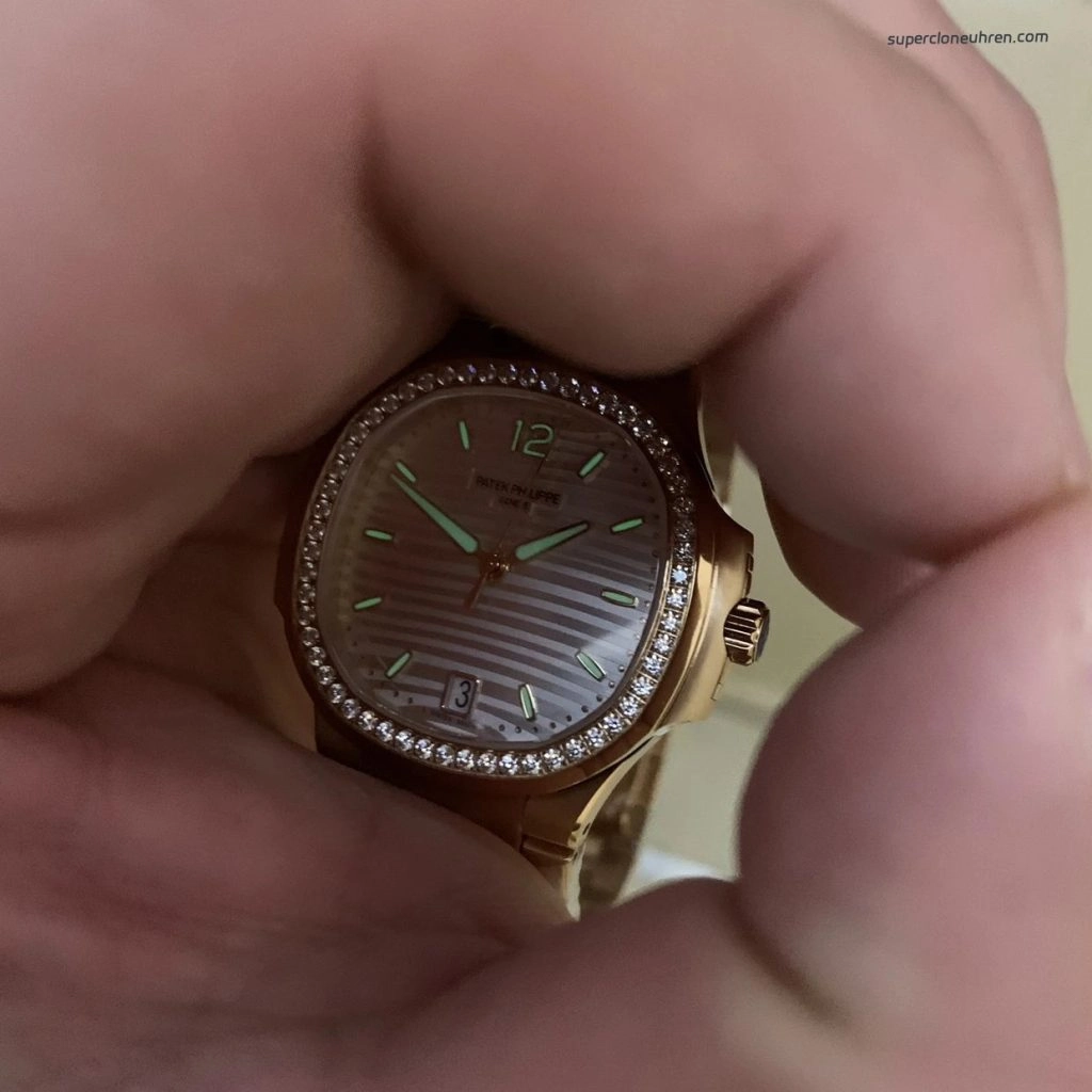 Premium Replica Uhr Patek Philippe Nautilus 7118/1200R-001 Roségold mit Diamantlünette 35,2 mm