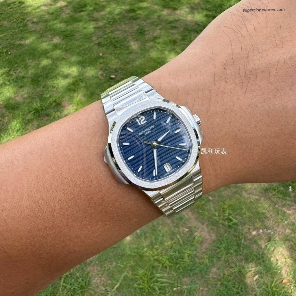 Premium Replica Uhr Patek Philippe Nautilus 7118/1A-001 mit blauem Zifferblatt und Edelstahlband 35,2 mm