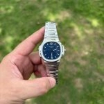 Premium Replica Uhr Patek Philippe Nautilus 7118/1A-001 mit blauem Zifferblatt und Edelstahlband 35,2 mm