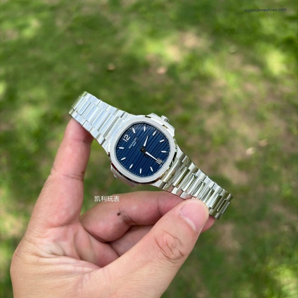 Premium Replica Uhr Patek Philippe Nautilus 7118/1A-001 mit blauem Zifferblatt und Edelstahlband 35,2 mm