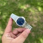 Premium Replica Uhr Patek Philippe Nautilus 7118/1A-001 mit blauem Zifferblatt und Edelstahlband 35,2 mm