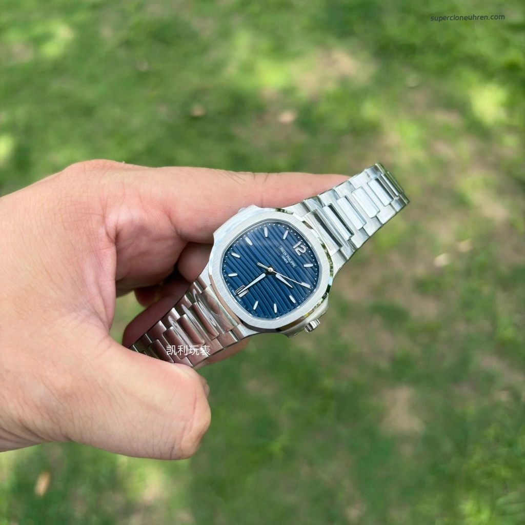 Premium Replica Uhr Patek Philippe Nautilus 7118/1A-001 mit blauem Zifferblatt und Edelstahlband 35,2 mm