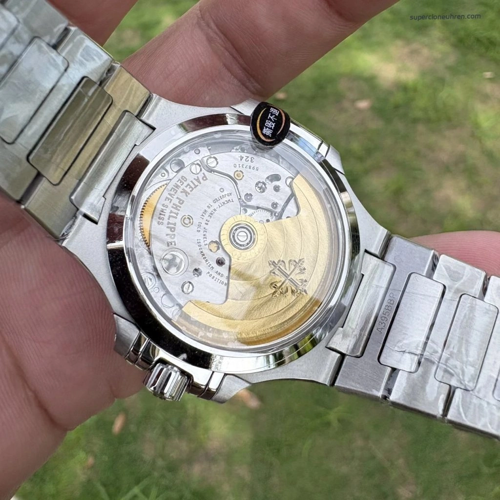 Premium Replica Uhr Patek Philippe Nautilus 7118/1A-001 mit blauem Zifferblatt und Edelstahlband 35,2 mm