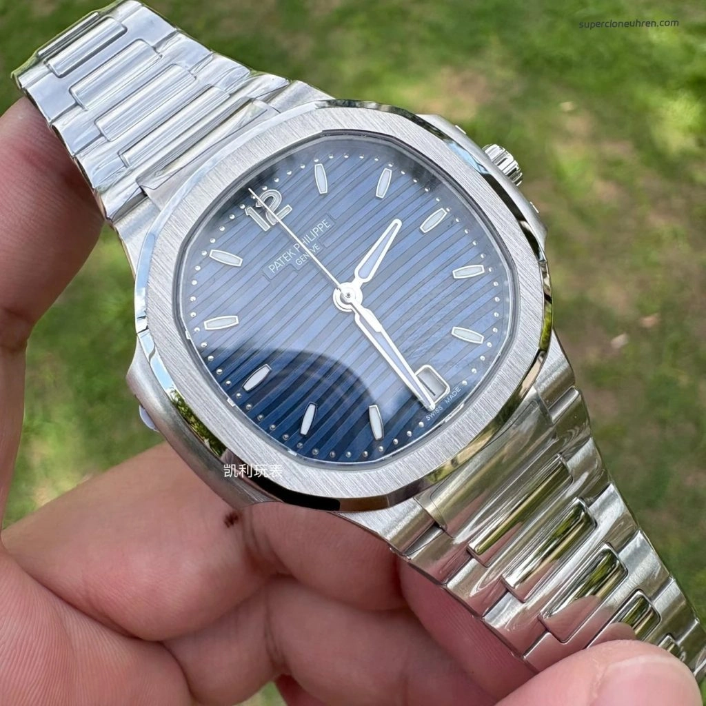 Premium Replica Uhr Patek Philippe Nautilus 7118/1A-001 mit blauem Zifferblatt und Edelstahlband 35,2 mm