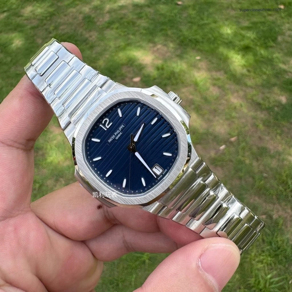 Premium Replica Uhr Patek Philippe Nautilus 7118/1A-001 mit blauem Zifferblatt und Edelstahlband 35,2 mm