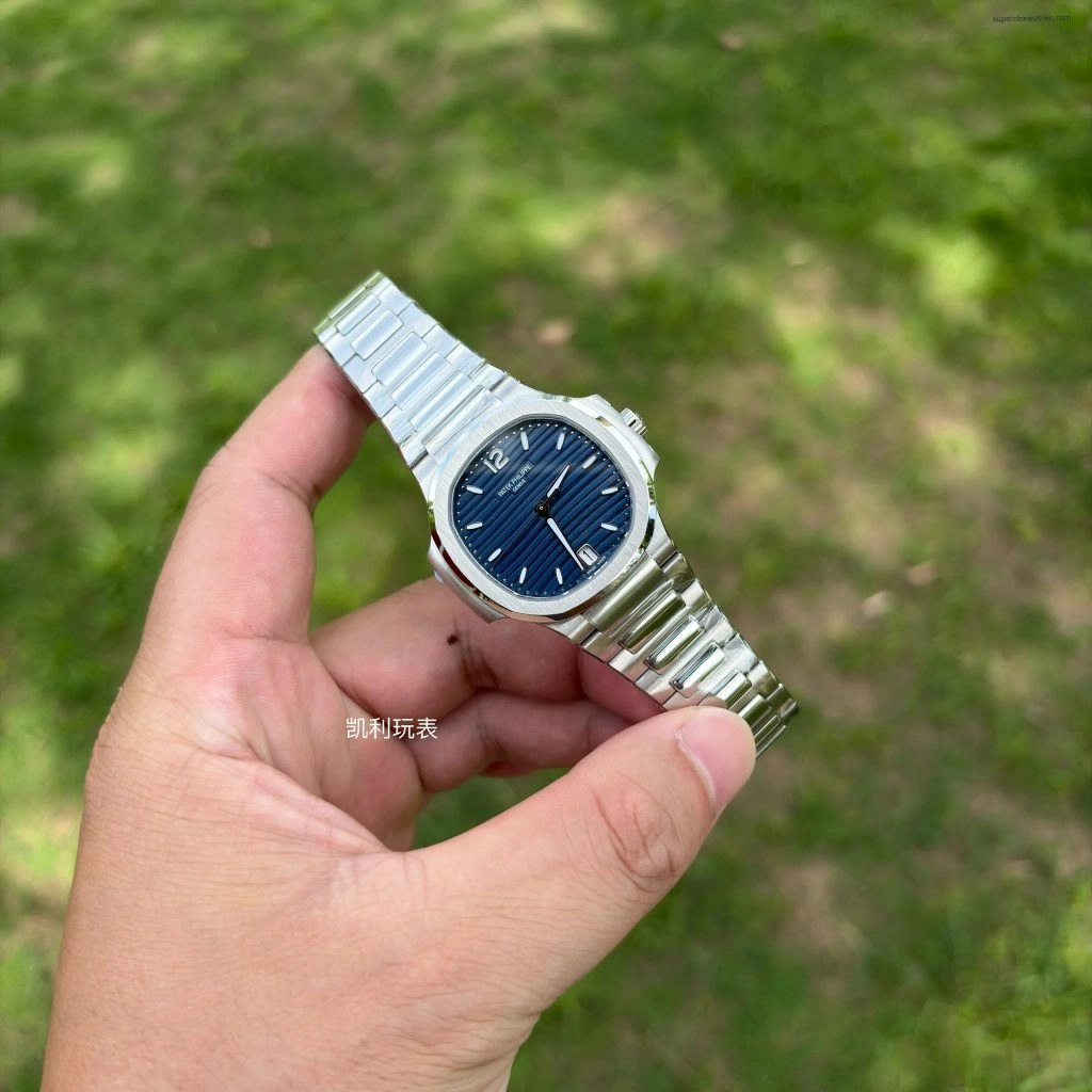 Premium Replica Uhr Patek Philippe Nautilus 7118/1A-001 mit blauem Zifferblatt und Edelstahlband 35,2 mm