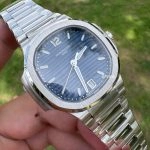 Premium Replica Uhr Patek Philippe Nautilus 7118/1A-001 mit blauem Zifferblatt und Edelstahlband 35,2 mm