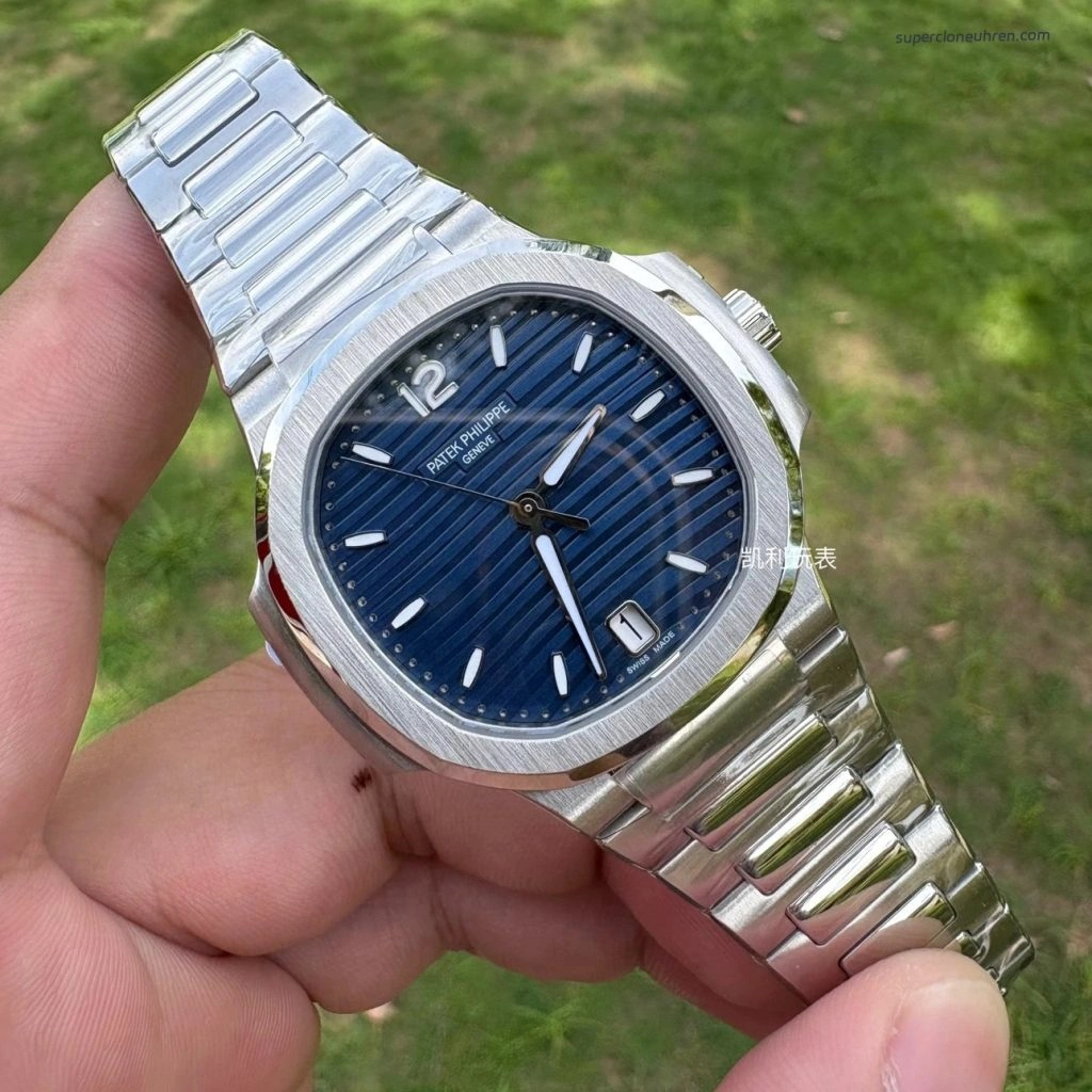 Premium Replica Uhr Patek Philippe Nautilus 7118/1A-001 mit blauem Zifferblatt und Edelstahlband 35,2 mm