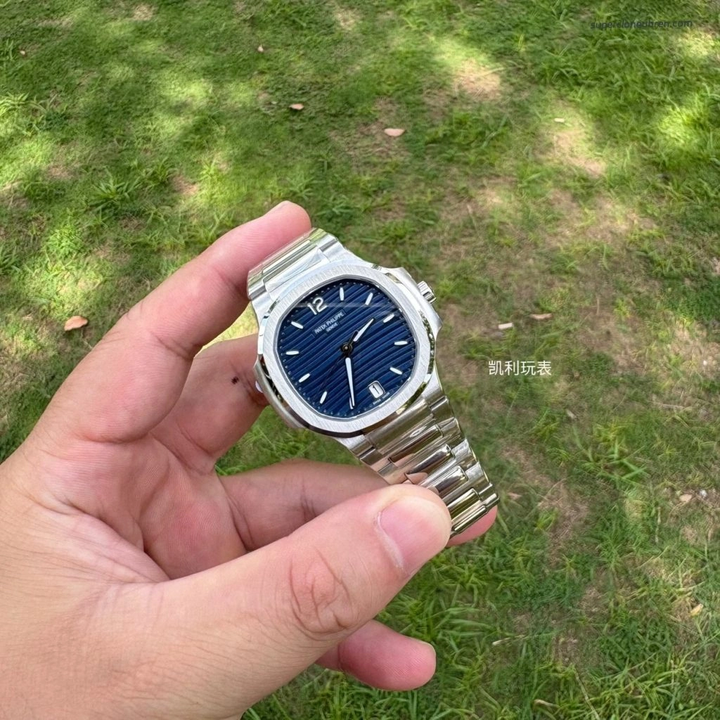 Premium Replica Uhr Patek Philippe Nautilus 7118/1A-001 mit blauem Zifferblatt und Edelstahlband 35,2 mm