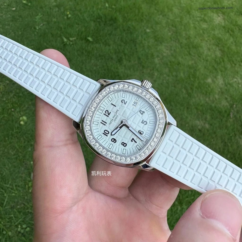Premium Replica Uhr Patek Philippe Aquanaut 5067A-011 aus Edelstahl mit Diamantbesatz 35,6 mm