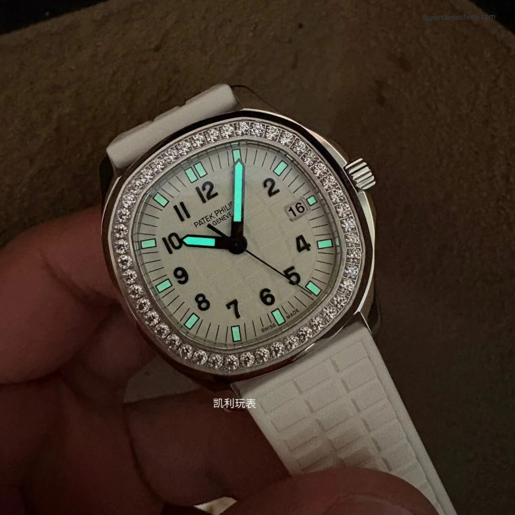 Premium Replica Uhr Patek Philippe Aquanaut 5067A-011 aus Edelstahl mit Diamantbesatz 35,6 mm