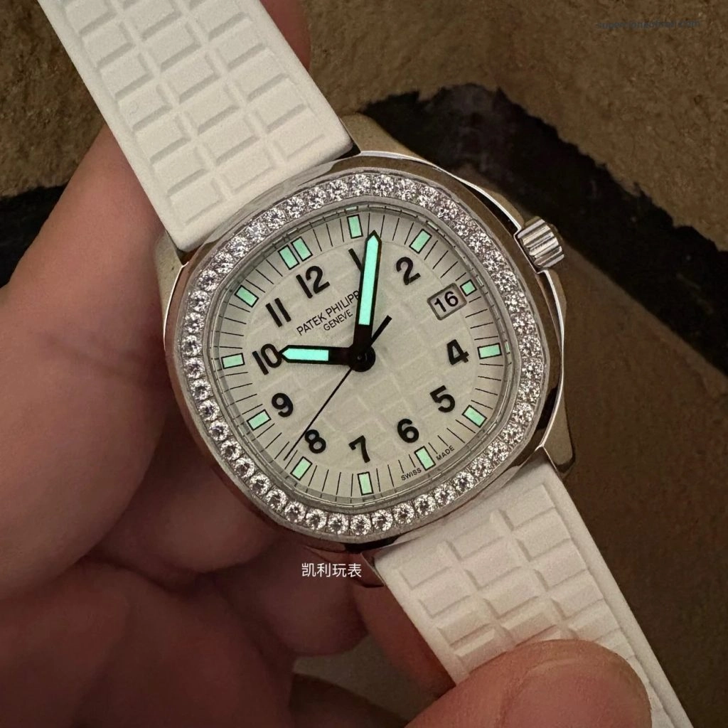 Premium Replica Uhr Patek Philippe Aquanaut 5067A-011 aus Edelstahl mit Diamantbesatz 35,6 mm
