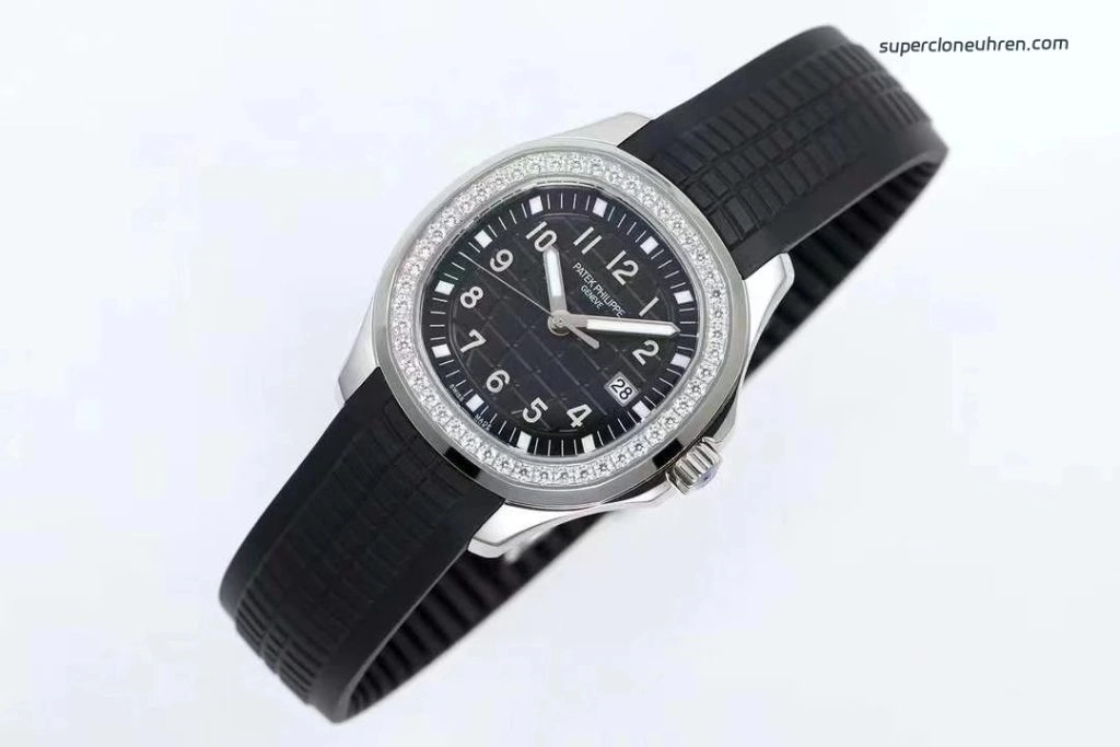 Premium Replica Uhr Patek Philippe Aquanaut 5267/200A-001 mit Diamantlünette und Kautschukband 38,8 mm