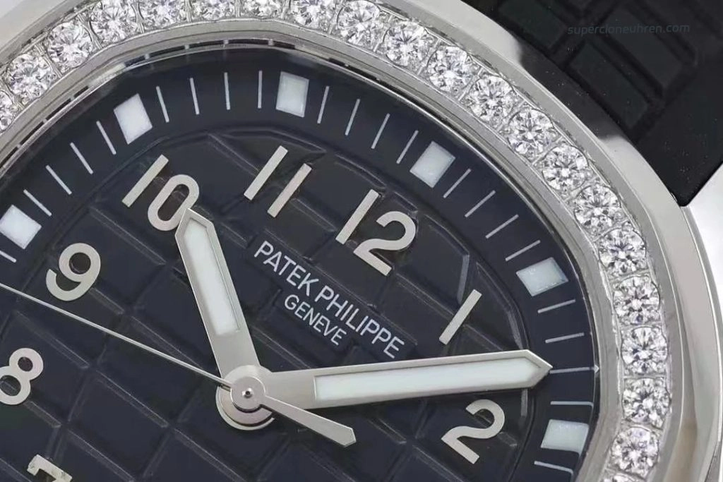 Premium Replica Uhr Patek Philippe Aquanaut 5267/200A-001 mit Diamantlünette und Kautschukband 38,8 mm