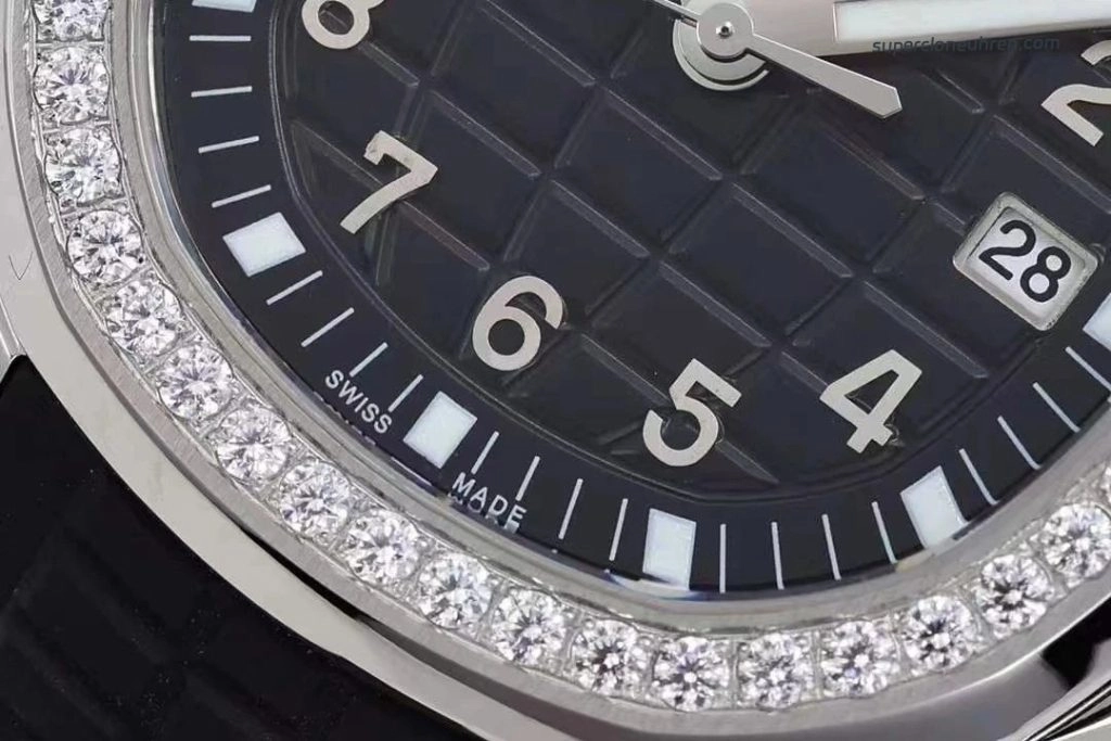 Premium Replica Uhr Patek Philippe Aquanaut 5267/200A-001 mit Diamantlünette und Kautschukband 38,8 mm